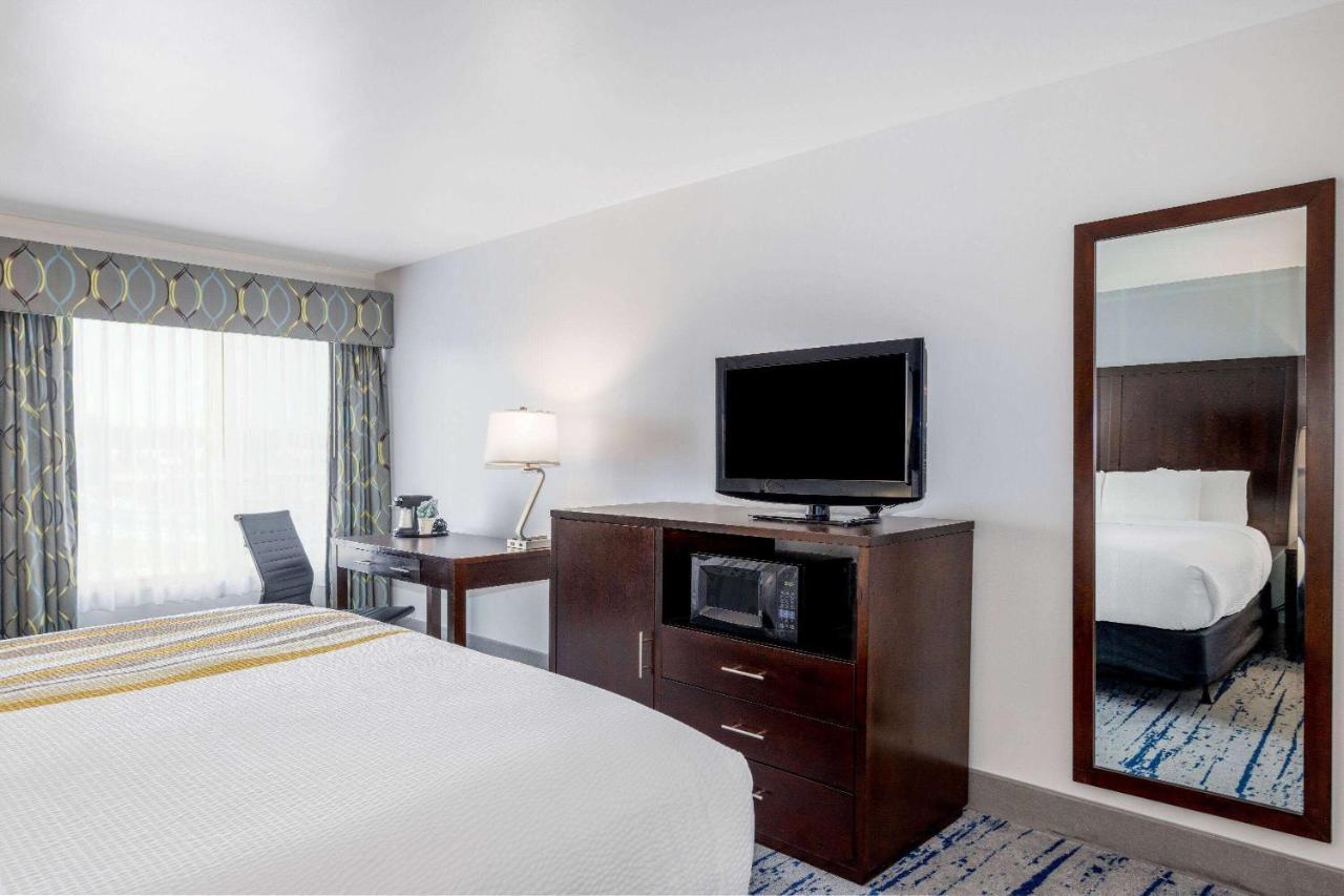 La Quinta Inn By Wyndham Линвуд Экстерьер фото